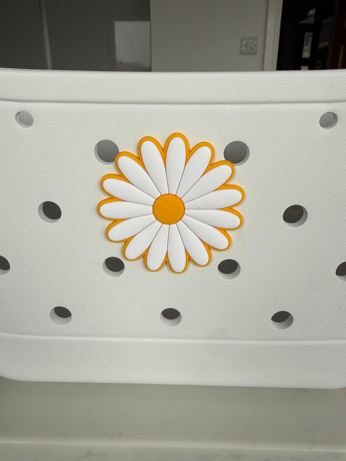 White Daisy Yellow Trim